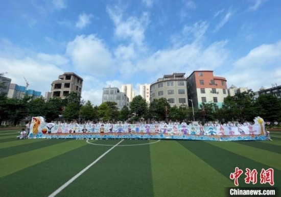 圖為學(xué)生們展示剛完成的長卷。 興業(yè)縣融媒體中心供圖