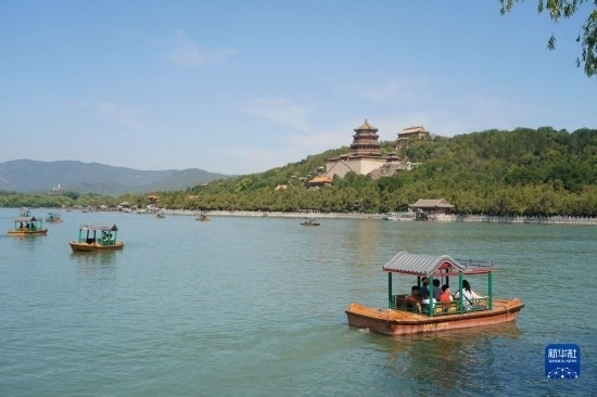 6月22日，游人在北京頤和園乘坐游船。新華社記者 任超 攝
