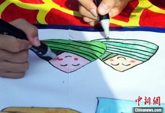 圖為長卷繪畫現(xiàn)場。 興業(yè)縣融媒體中心供圖