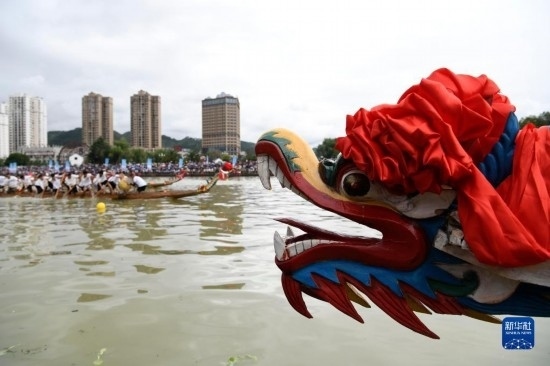 6月23日，在貴州省黔東南苗族侗族自治州施秉縣舉行的獨(dú)木龍舟節(jié)上，獨(dú)木龍舟進(jìn)行比賽。