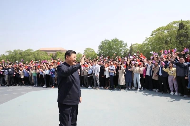2021年4月19日，在清華大學(xué)建校110周年校慶日即將來(lái)臨之際，習(xí)近平來(lái)到清華大學(xué)考察。圖為習(xí)近平離開(kāi)學(xué)校時(shí)，同師生們揮手致意。新華社記者 鞠鵬 攝