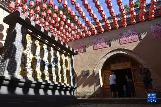 6月23日，游人在三門峽市陜州地坑院景區(qū)內(nèi)游覽。