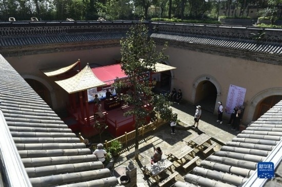 6月23日，游人在三門峽市陜州地坑院景區(qū)內(nèi)游覽。