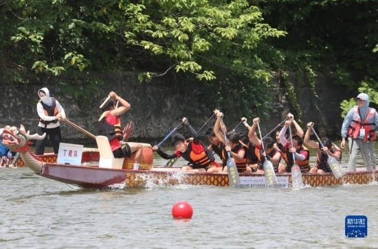 6月23日，在江蘇省宜興市舉行的龍舟競(jìng)渡賽中，參賽選手們奮力拼搏。