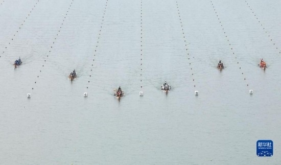 6月23日，在江蘇省泰州市水上運(yùn)動(dòng)訓(xùn)練基地，人們參加龍舟比賽（無(wú)人機(jī)照片）。