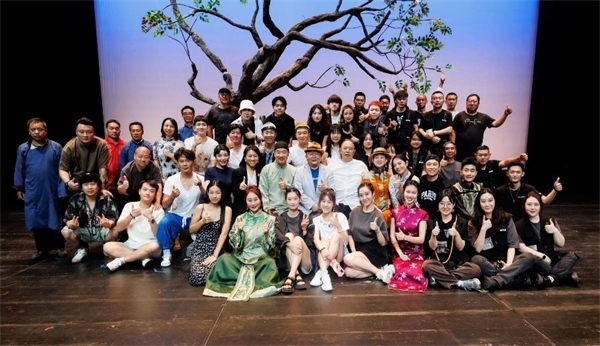 《斷金》百場演職人員合影。龍馬社供圖