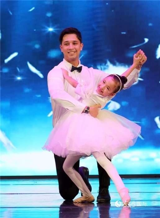 父女共舞“愛的華爾茲”。人民網(wǎng)記者 管克江攝