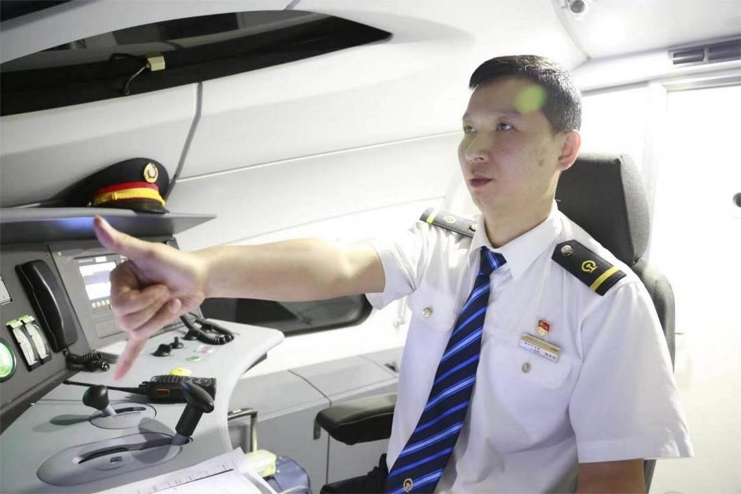 陳承儀駕駛動車組列車執(zhí)行標(biāo)準(zhǔn)作業(yè)。陳巍攝