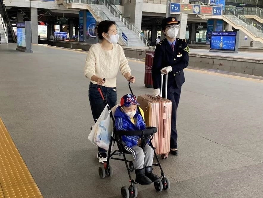 鄭海珠在站臺上引導(dǎo)旅客乘車。南昌鐵路供圖