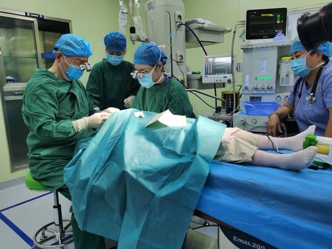 5歲的丹增貴吉正接受雙眼斜視矯正手術(shù)。人民網(wǎng)記者 李棟攝