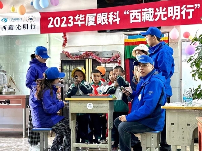 華廈眼科醫(yī)務(wù)人員對(duì)當(dāng)?shù)厣倌陜和M(jìn)行近視、弱視、斜視篩查。人民網(wǎng)記者 李棟攝