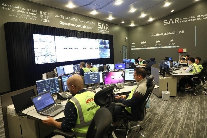 中外工作人員在控制室工作。中國鐵建供圖