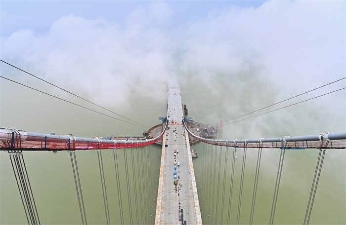 從270米高塔俯瞰深中通道伶仃洋大橋施工現(xiàn)場(chǎng)。（中交集團(tuán)供圖）