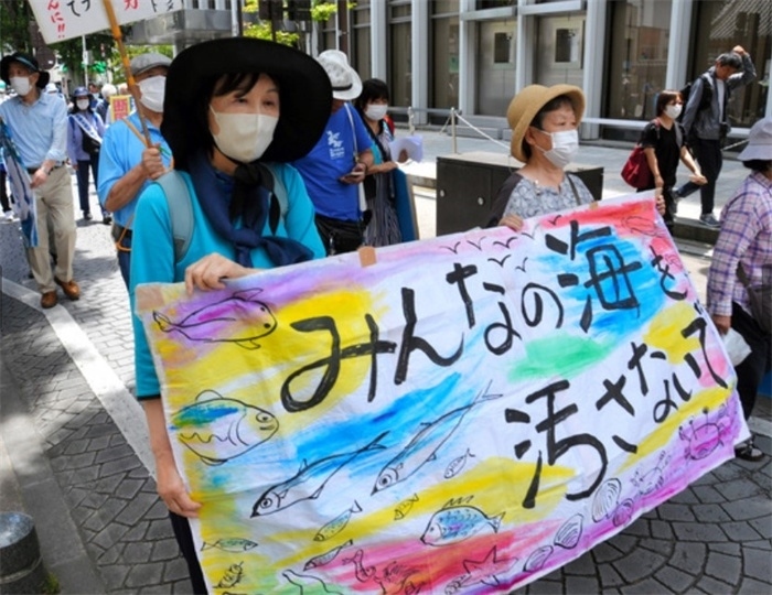 2023年6月20日，日本民眾在福島縣政府周圍舉行抗議活動，強烈反對核污水排海計劃，呼吁保護漁業(yè)資源。圖片來源：《朝日新聞》