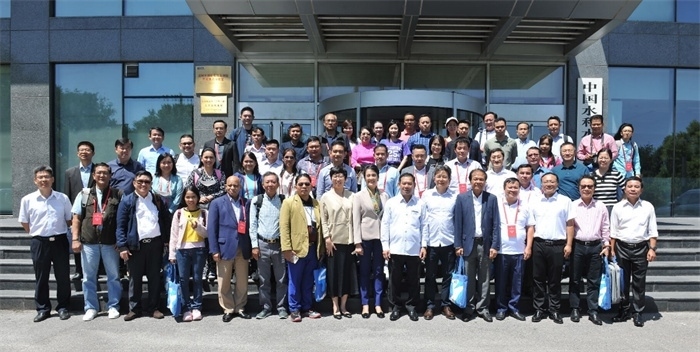 由瀾湄六國有關(guān)部門及主流媒體等組成的采訪團(tuán)與中方代表在瀾湄水資源合作中心門口合影。（瀾湄水資源合作中心供圖）