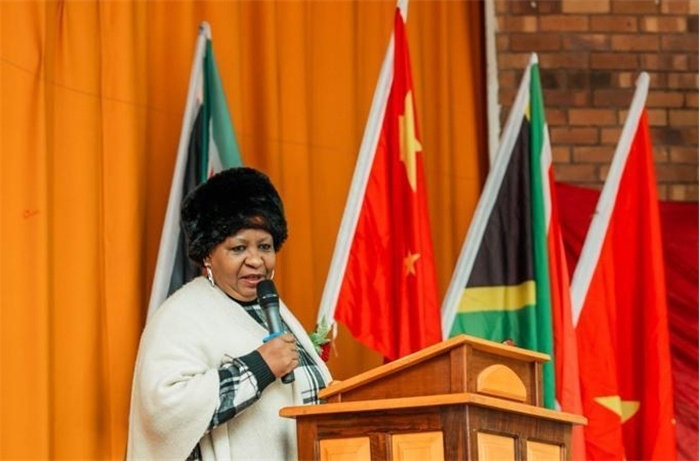 Magdeline Mokwena女士致辭。（圖片來源：廣西大錳南非PMG礦業(yè)有限公司）