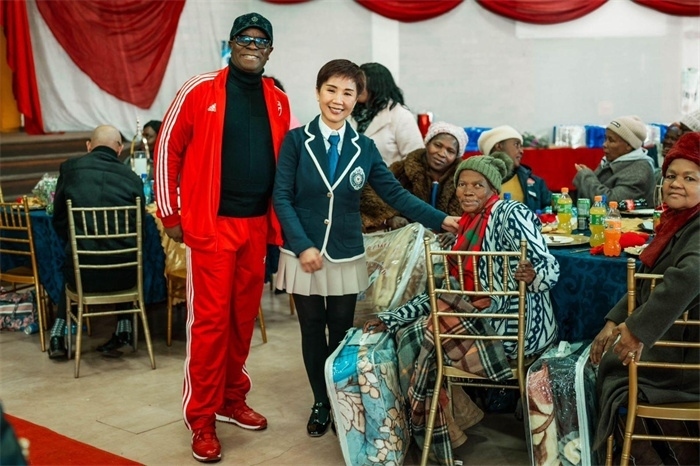 Micheal Mohala中將、黃琳與社區(qū)老人合影。（圖片來源：廣西大錳南非PMG礦業(yè)有限公司）