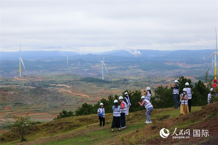 瀾湄記者團(tuán)在富源西風(fēng)電基地拍照“打卡”。（人民網(wǎng) 李發(fā)興攝）