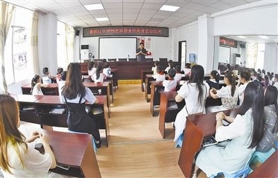  圖②：法院干警向參加活動的學(xué)生和家長講解暑假安全教育知識。