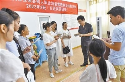  圖③：法院干警現(xiàn)場指導(dǎo)鄉(xiāng)村“代理家長”如何正確管護(hù)留守兒童。