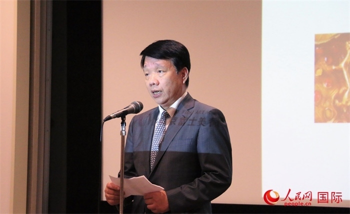 中國(guó)駐日本大使館文化處公使銜參贊致辭。（人民網(wǎng) 許可攝）