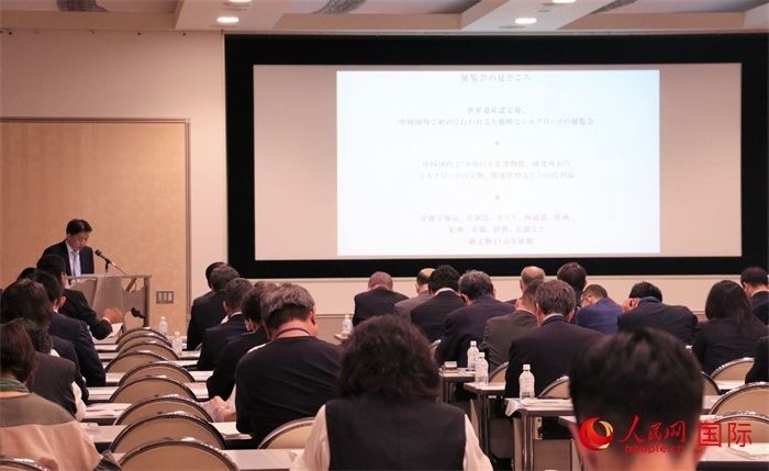 富士美術(shù)館文藝部長(zhǎng)平野賢一介紹展覽內(nèi)容。（人民網(wǎng) 許可攝）