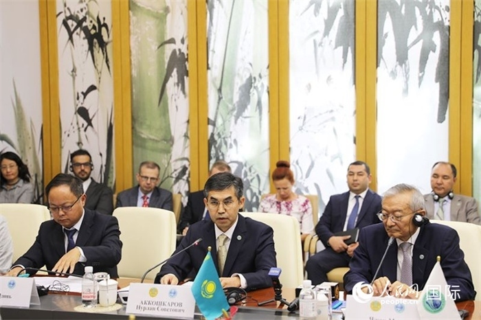 哈薩克斯坦常駐上合組織秘書處代表努爾蘭·阿科什卡羅夫介紹哈薩克斯坦接任輪值主席國(guó)后的優(yōu)先工作。人民網(wǎng) 俄布拉依攝