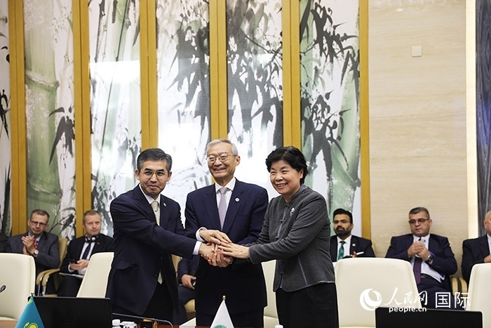 上合組織秘書處、哈駐華使館、上合組織睦鄰友好合作委員會(huì)簽署《聯(lián)合行動(dòng)計(jì)劃》。人民網(wǎng) 俄布拉依攝