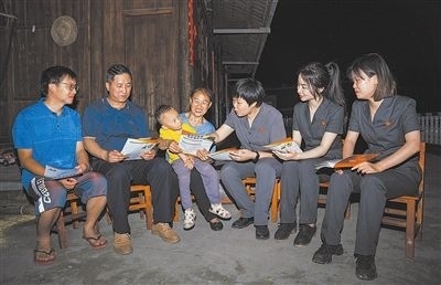 “法治屋場會(huì)”上，法院黨員志愿服務(wù)隊(duì)在給種植戶普及法律知識。