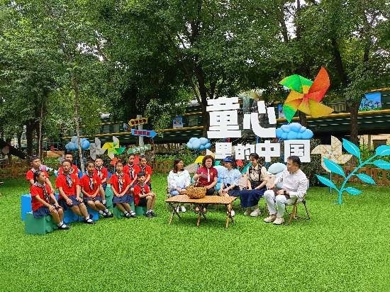 文縣東壩童聲合唱團(tuán)的孩子們?cè)谘胍暣箫L(fēng)車基地錄制節(jié)目。