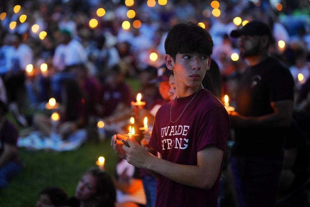 5月24日，在美國得克薩斯州小城尤瓦爾迪，人們參加守夜儀式悼念校園槍擊遇害者。當(dāng)日是美國尤瓦爾迪大規(guī)模校園槍擊事件一周年。新華社記者吳曉凌攝