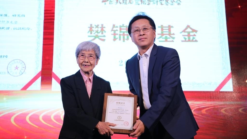 國家文物局黨組成員、副局長解冰（右）為樊錦詩（左）頒發(fā)捐贈(zèng)證書。新華社記者張睿 攝