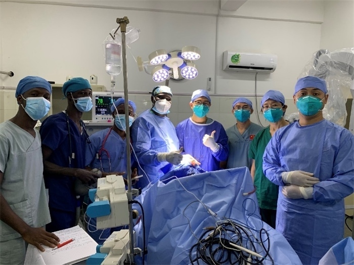 腦膿腫手術(shù)成功，全體參與手術(shù)的醫(yī)務(wù)工作者合影留念。中國第二十九批援幾內(nèi)亞醫(yī)療隊供圖