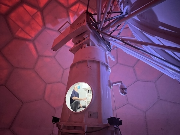 寧德國家天氣雷達站工作人員正在清洗雷達滑環(huán)。人民網(wǎng)高清揚攝