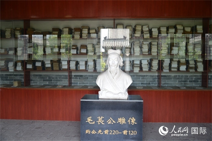 河間詩經(jīng)齋毛萇雕像。雕像后書櫥中陳列的是歷代各版本《詩經(jīng)》及譯本。 人民網(wǎng) 趙昭攝