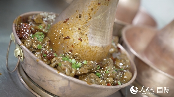 滄州火鍋雞。人民網(wǎng)記者 袁蒙攝