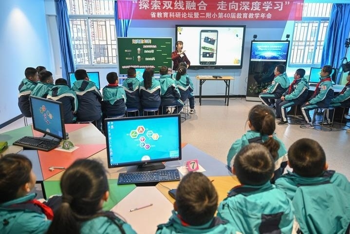 福州教育學院附屬第二小學的學生在由學校與網龍網絡公司共同打造的“創(chuàng)客教室”學習科學課（2020年12月18日攝）。新華社記者 宋為偉 攝