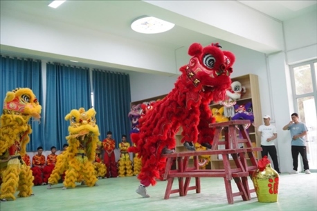 開課儀式現(xiàn)場(chǎng)，疏附縣第一中學(xué)舞獅隊(duì)的醒獅表演。