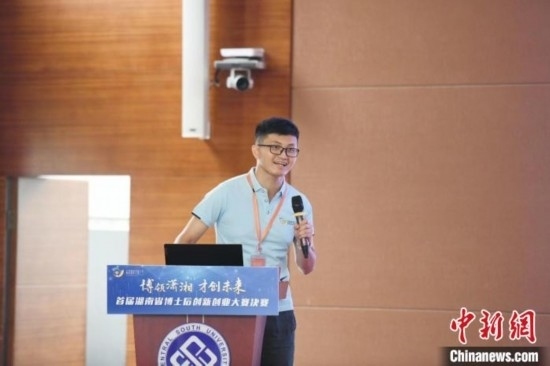 選手進行路演。楊華峰 攝