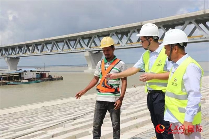孟加拉國帕德瑪大橋河道整治工程北岸整治區(qū)域長1.5千米，南岸長11.5千米，是目前世界上規(guī)模最大的河道整治工程。人民網(wǎng)記者 孫廣勇攝