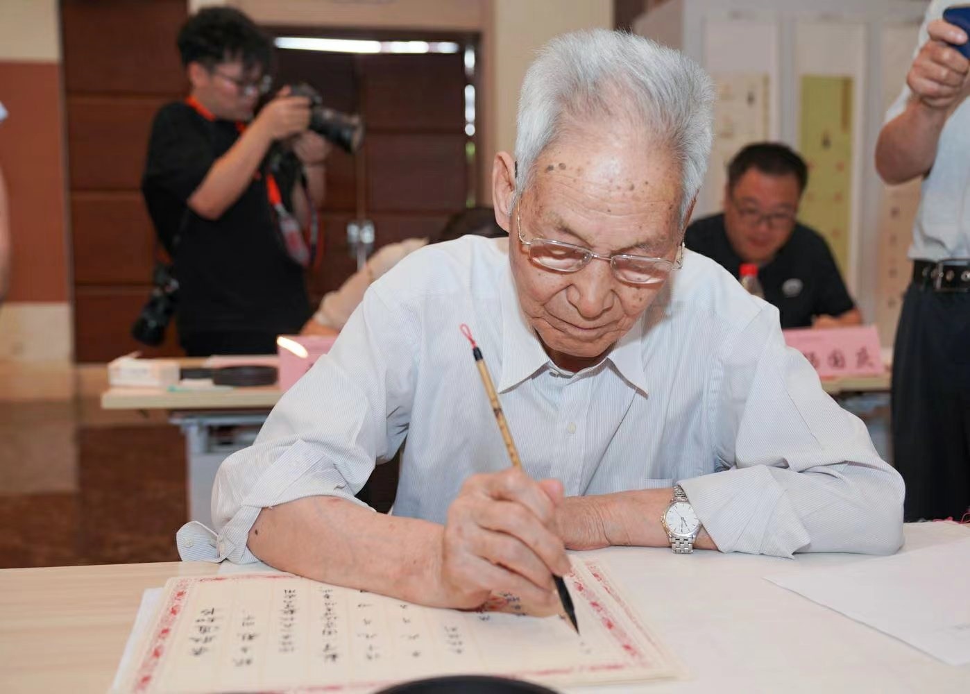 老教授們用毛筆書寫2023級(jí)新生錄取通知書。校方供圖