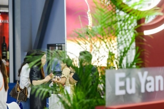 RCEP成員國(guó)企業(yè)亮相第三屆消博會(huì)。2023年4月12日，參觀者在新加坡企業(yè)余仁生的展臺(tái)了解產(chǎn)品。新華社記者王澤聰攝