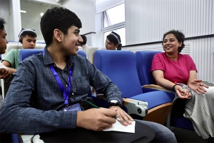 “上合小記者”在中國傳媒大學(xué)外語學(xué)院采訪留學(xué)生。中新社供圖