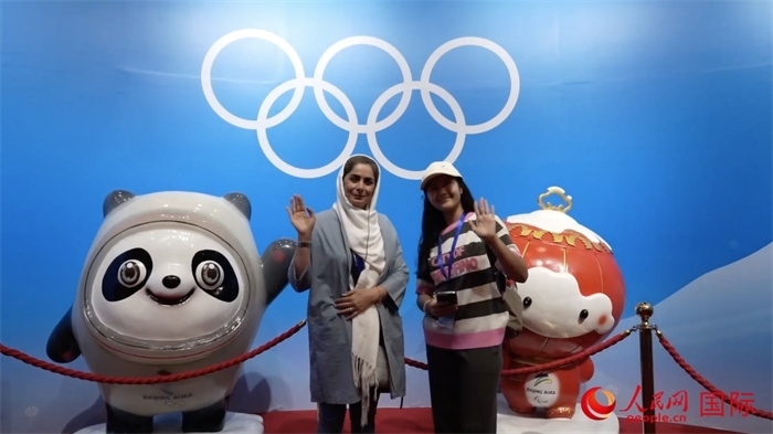 “上合小記者”與2022北京冬奧會吉祥物合影。實習(xí)生 方明軒攝