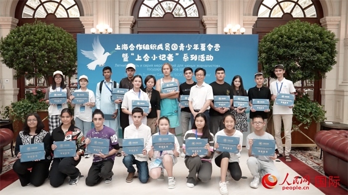 主辦單位為“上合小記者”頒發(fā)證書。實習(xí)生 方明軒攝