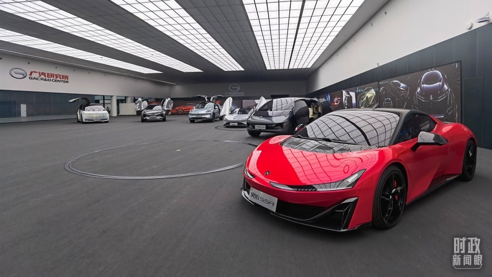 今年4月，習(xí)近平考察廣汽埃安新能源汽車股份有限公司，了解企業(yè)推動(dòng)制造業(yè)高端化、智能化、綠色化等情況。（總臺(tái)央視記者石丞拍攝）