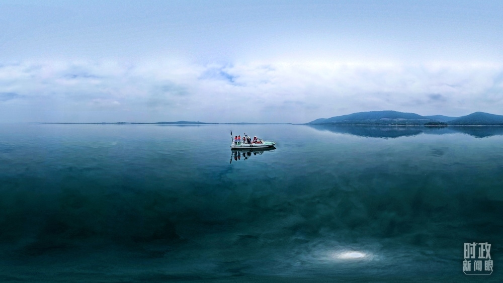 丹江口水庫，工作人員正在采集水樣。（總臺(tái)國廣記者李晉拍攝）