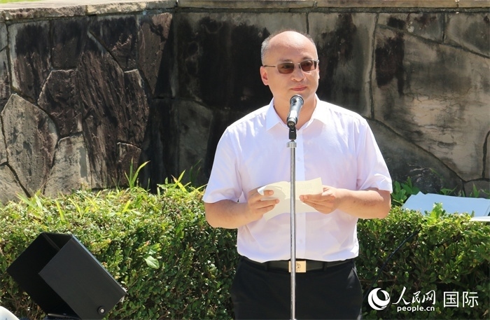 昆明市副市長(zhǎng)安恩法在紀(jì)念儀式上致辭。人民網(wǎng) 許可攝