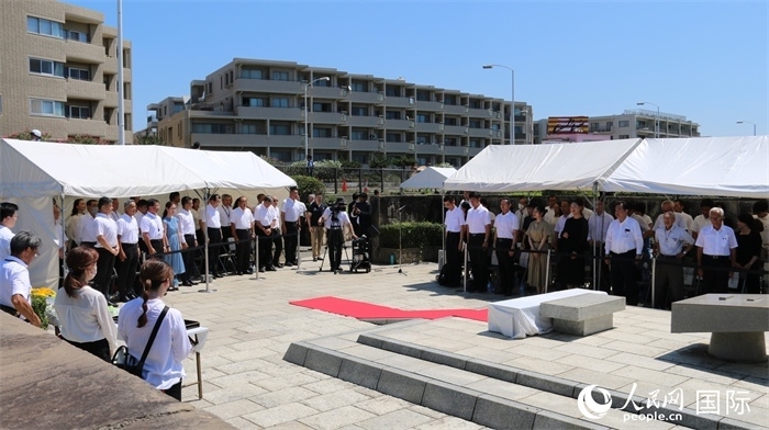 參加紀(jì)念活動(dòng)者全體起立默禱。人民網(wǎng) 許可攝