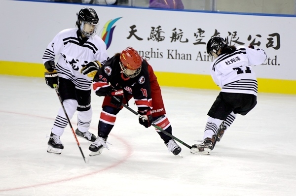 上海隊田博雅(中)與黑龍江隊杜宛澤爭搶。人民網(wǎng)記者 胡雪蓉攝